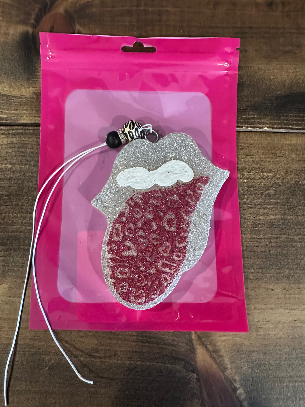 Glitter leopard tongue